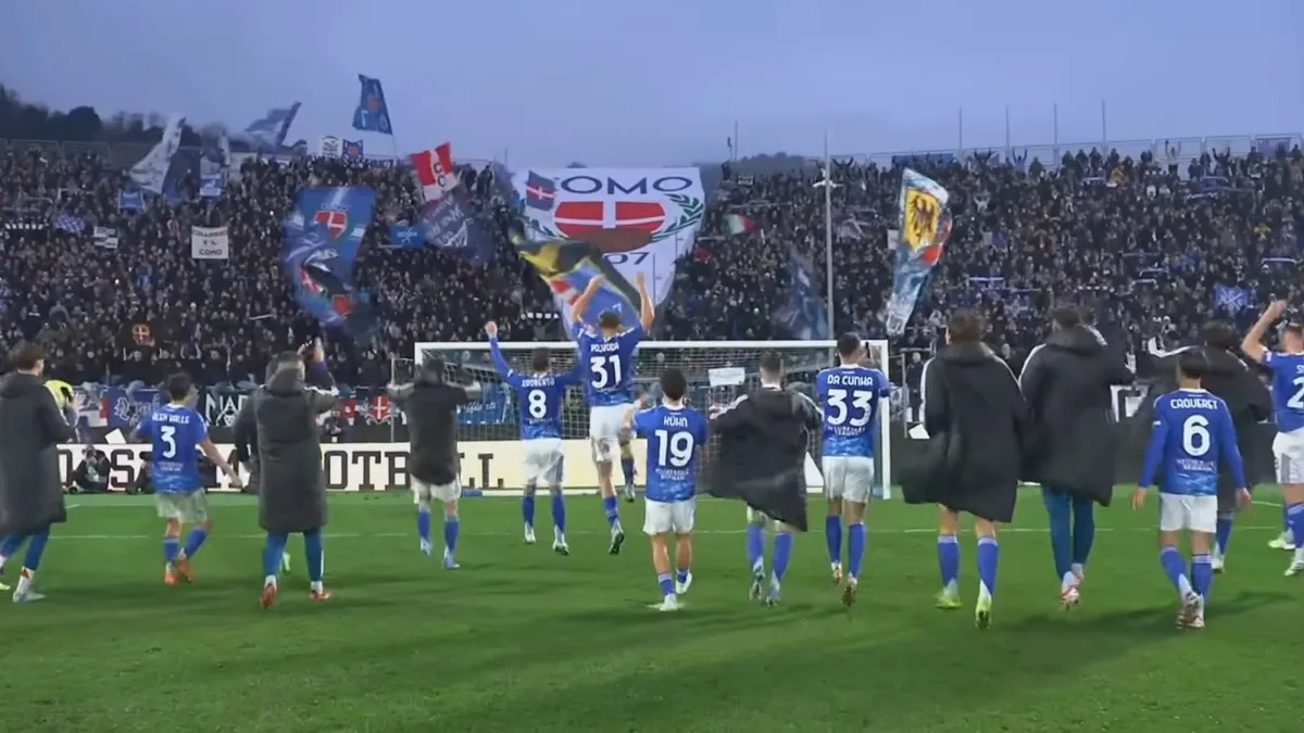 Piłkarze Como 1907 świętują zwycięstwo 6:0 nad Torino przed trybuną kibiców na stadionie Giuseppe Sinigaglia