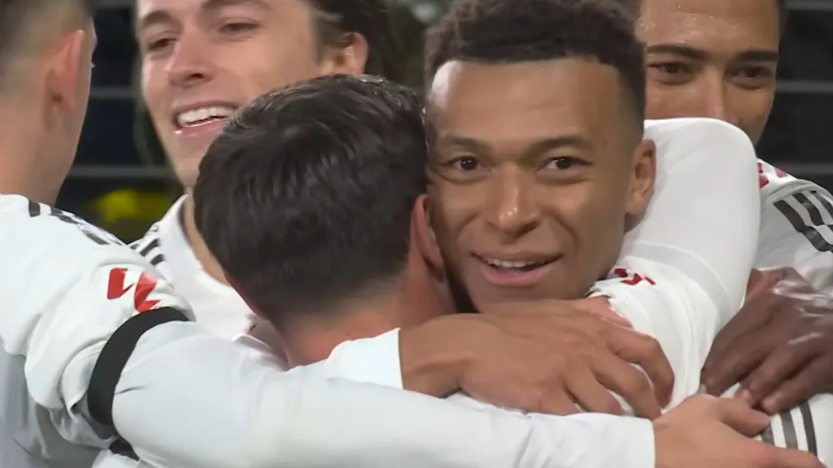 Kylian Mbappé świętuje gola z kolegami z Realu Madryt w meczu Villarreal - Real Madryt 0:2