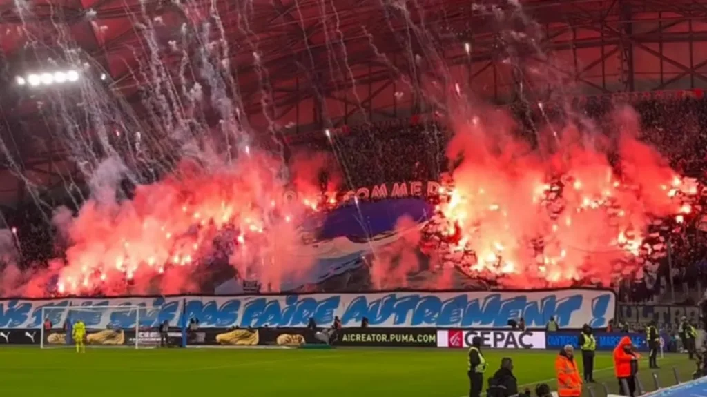 Oprawa kibiców gospodarzy podczas mecz Marsylia - Lens na Stade Vélodrome