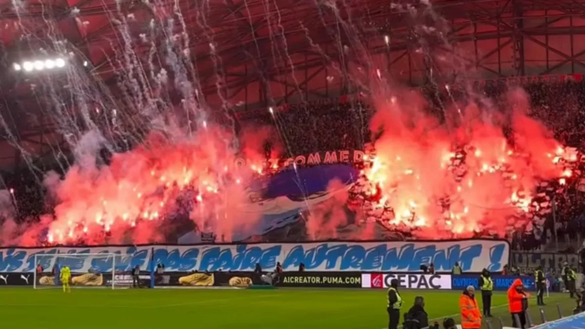 Oprawa kibiców gospodarzy podczas mecz Marsylia - Lens na Stade Vélodrome