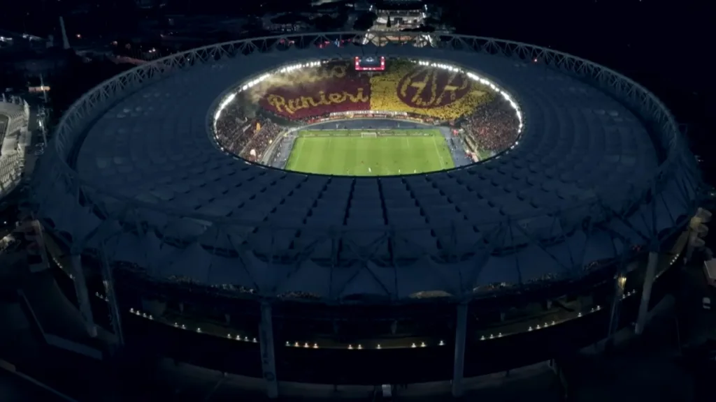 Stadio Olimpico w Rzymie wypełnione kibicami podczas meczu AS Roma - AC Milan, hit Serie A