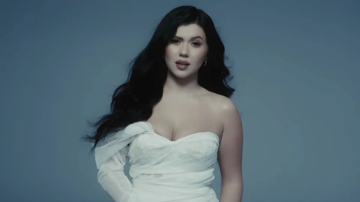 Karolina Szczurowska w kadrze z teledysku Nie bój się, eurowizyjna propozycja artystki w minimalistycznej stylizacji