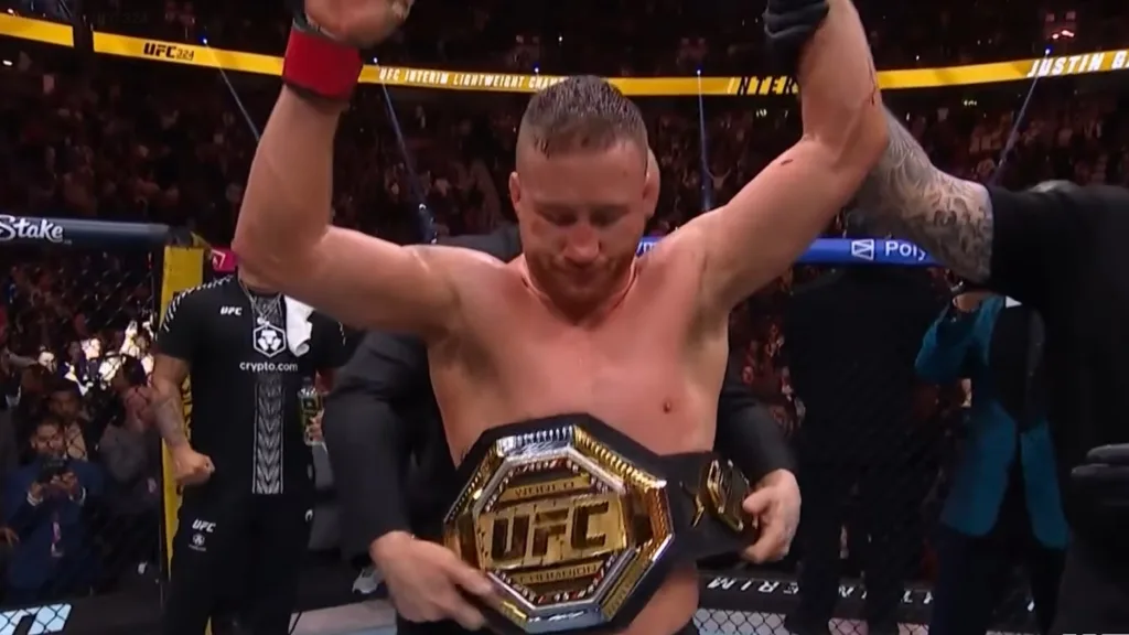 Justin Gaethje z pasem tymczasowego mistrza UFC po zwycięstwie w walce wieczoru gali UFC 324