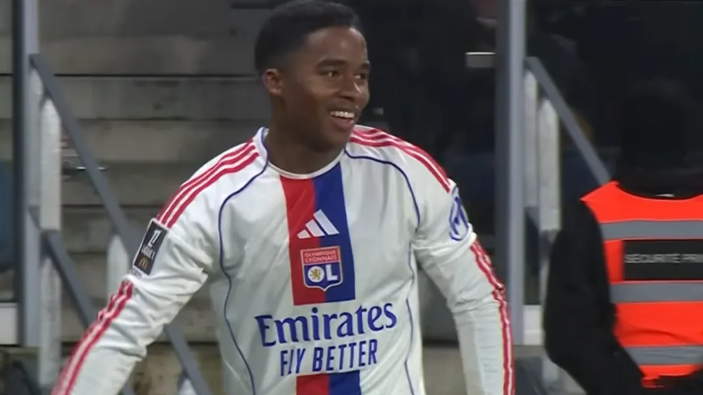 Endrick cieszy się po zdobyciu gola dla Olympique Lyon w meczu Ligue 1 z FC Metz