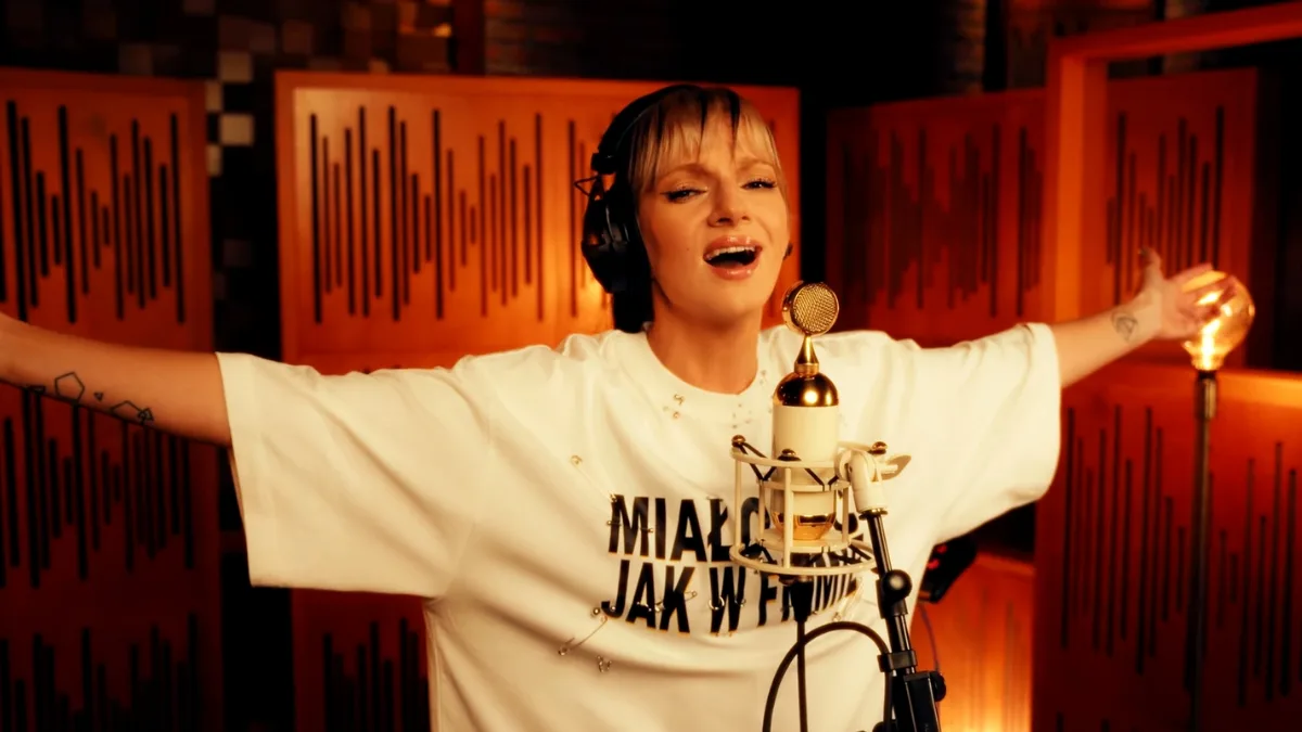 Sarsa nagrywająca piosenkę "Co za lot" w studiu muzycznym