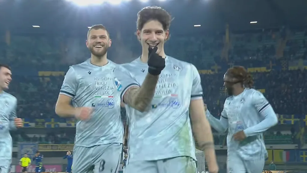 Piłkarze Udinese świętują zwycięstwo 3:1 nad Hellasem Verona na stadionie Bentegodi w meczu Serie A