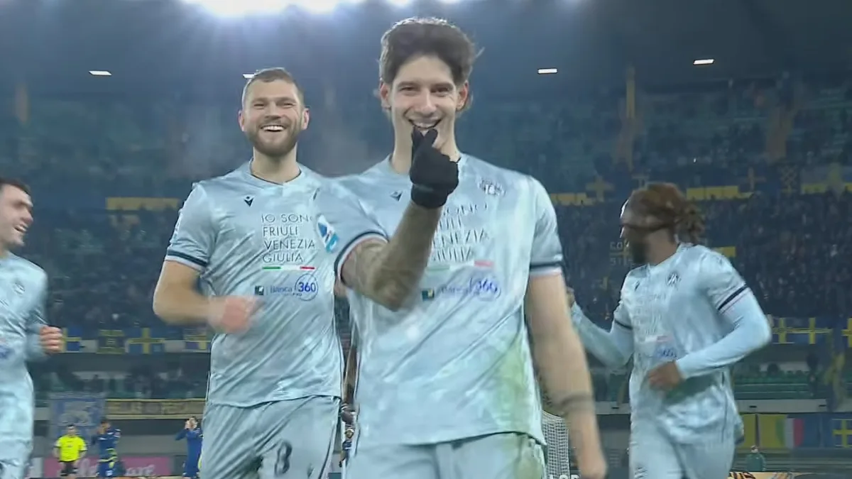 Piłkarze Udinese świętują zwycięstwo 3:1 nad Hellasem Verona na stadionie Bentegodi w meczu Serie A