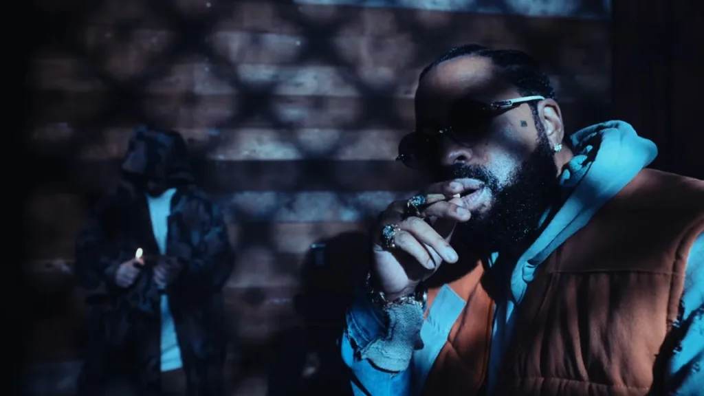 Roc Marciano palący cygaro w klimatycznym kadrze z teledysku Lord Protect Me The Alchemist & Budgie