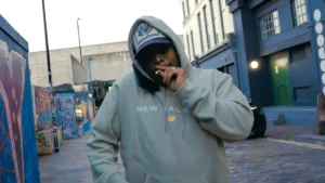 Styles P palący jointa na miejskiej ulicy, kadr z teledysku "Ride In / Ride Out"