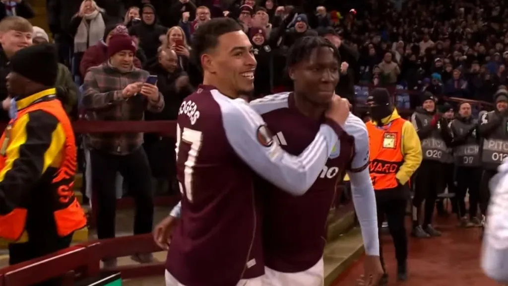 Piłkarze Aston Villi świętują zwycięskiego gola Jimoh-Aloby w meczu Ligi Europy z Salzburgiem na Villa Park