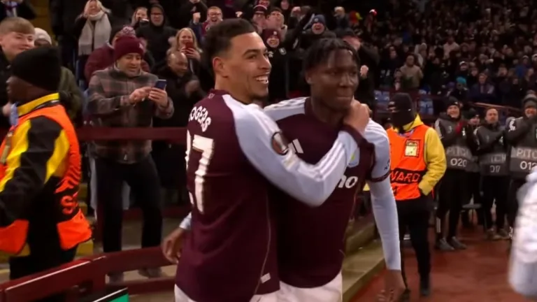 Piłkarze Aston Villi świętują zwycięskiego gola Jimoh-Aloby w meczu Ligi Europy z Salzburgiem na Villa Park