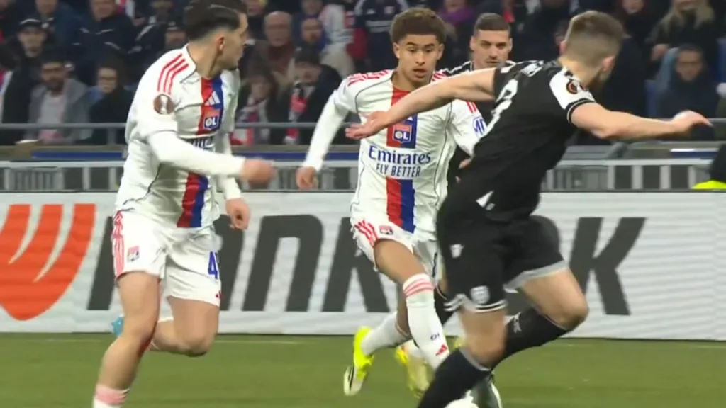Piłkarze Olympique Lyon w akcji przeciwko PAOK Saloniki podczas meczu Ligi Europy