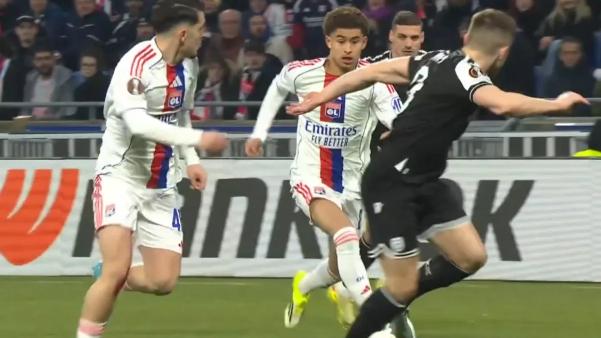 Piłkarze Olympique Lyon w akcji przeciwko PAOK Saloniki podczas meczu Ligi Europy