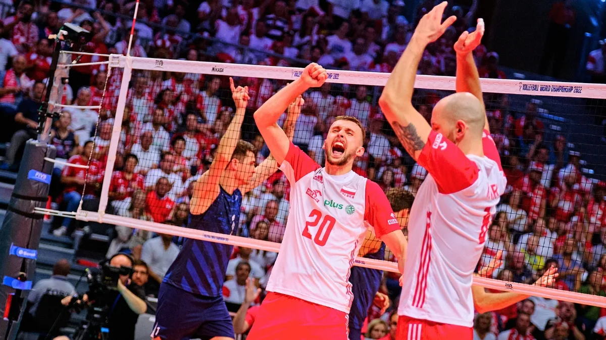 Reprezentanci Polski w siatkówce cieszą się po udanym bloku przy siatce podczas meczu w Gliwicach