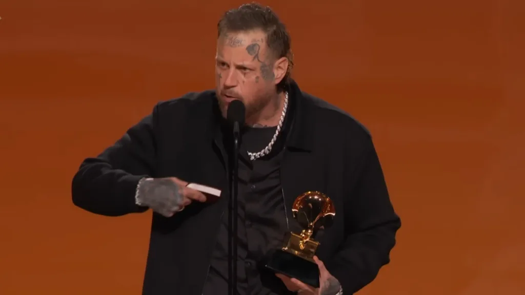 Jelly Roll trzyma statuetkę Grammy i Biblię podczas przemówienia na gali Grammy, mówiąc o wierze w Boga i Jezusa