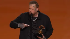 Jelly Roll trzyma statuetkę Grammy i Biblię podczas przemówienia na gali Grammy, mówiąc o wierze w Boga i Jezusa