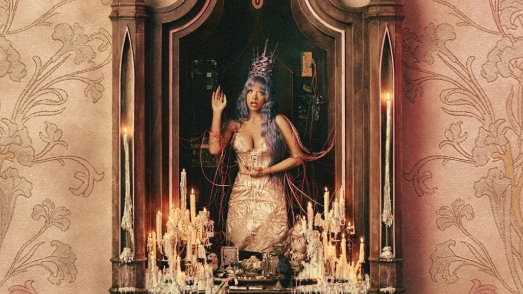 Melanie Martinez w stylizowanej, dystopijnej scenografii z motywami świec i technologii, zapowiadającej album Hades.