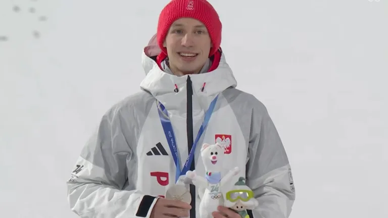 Kacper Tomasiak ze srebrnym medalem igrzysk olimpijskich Mediolan–Cortina 2026 po konkursie skoków narciarskich w Predazzo