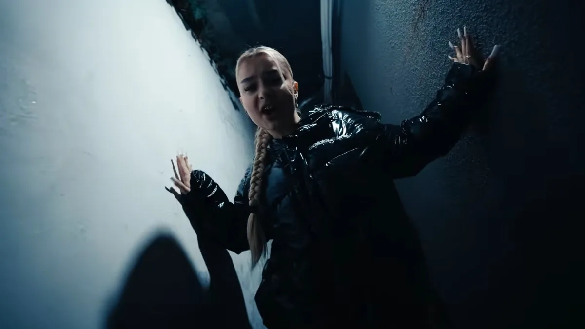 Kadr z teledysku Woda sodowa autorstwa Zdunnek