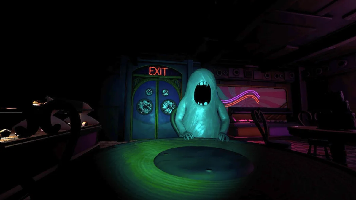 Potwór w mrocznej piekarni w grze Cakey's Twisted Bakery stoi przed stołem, w tle świecący napis EXIT i neonowe światła.