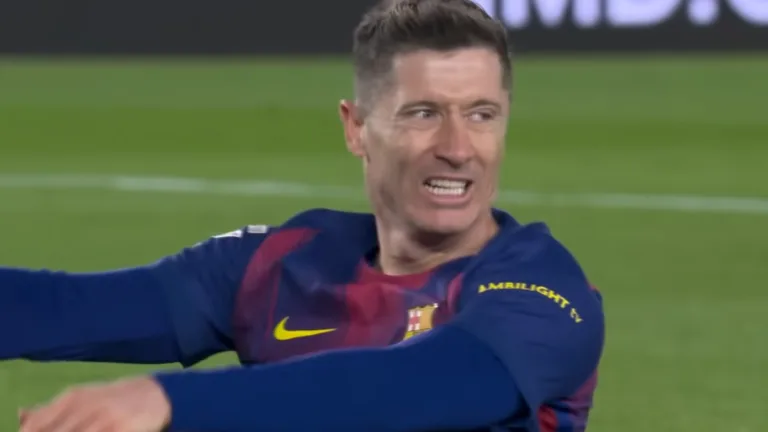 Robert Lewandowski w koszulce FC Barcelony podczas meczu z Atlético Madryt, gestykuluje na boisku.