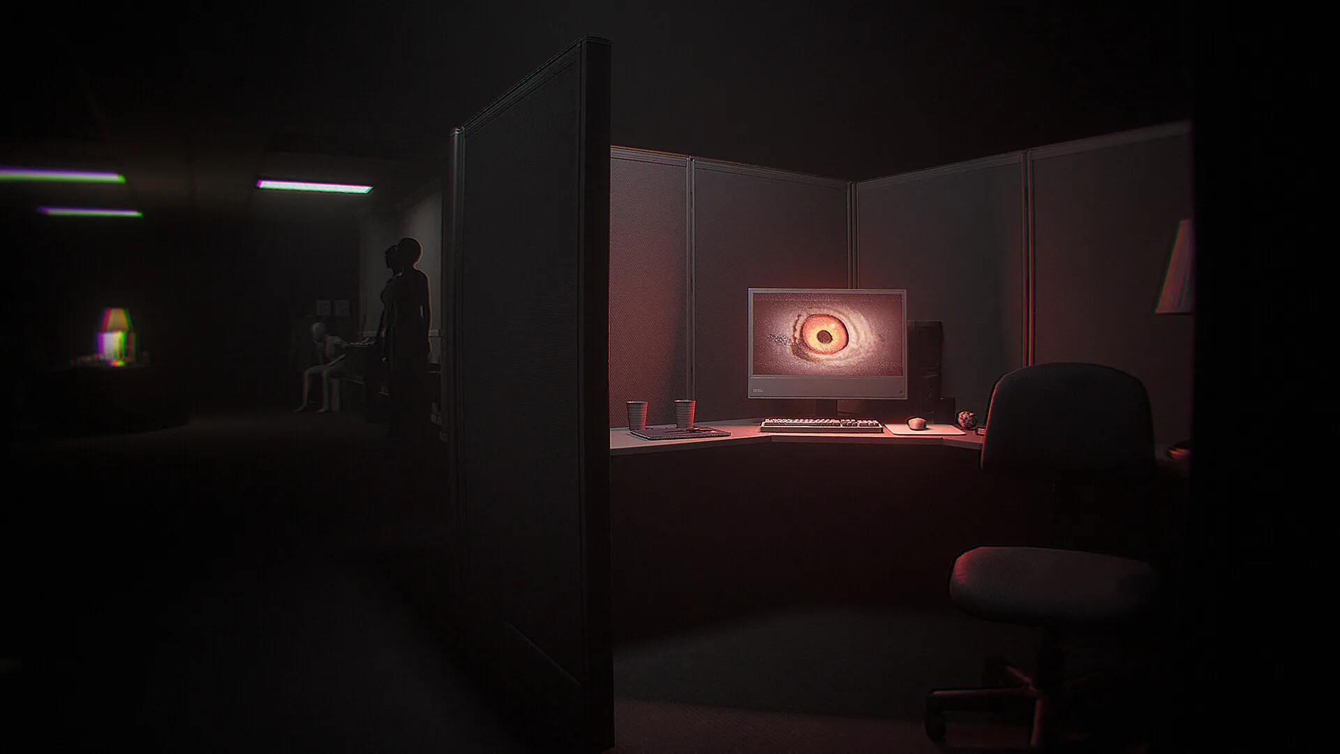 Mroczne biuro typu open space, na monitorze wyświetla się realistyczne oko, w tle stoi kobieca sylwetka w cieniu - scena z horroru Dread Neighbor.