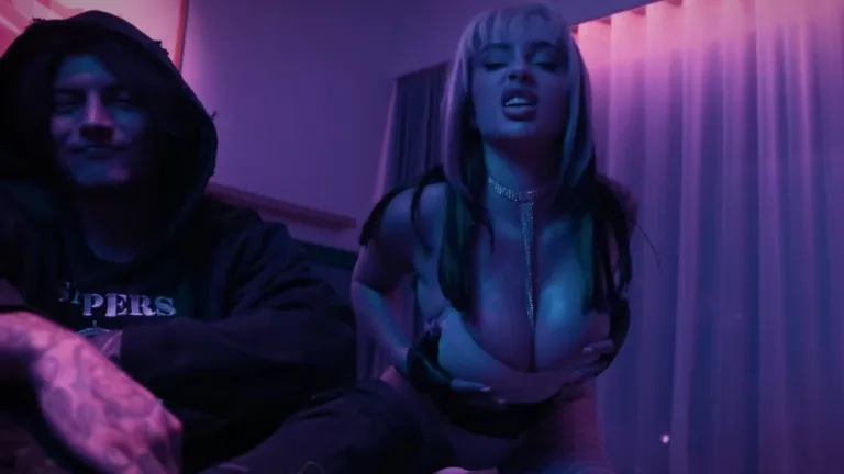 Frosti i Fagata w neonowym, fioletowo-różowym świetle w kadrze z teledysku Toxic