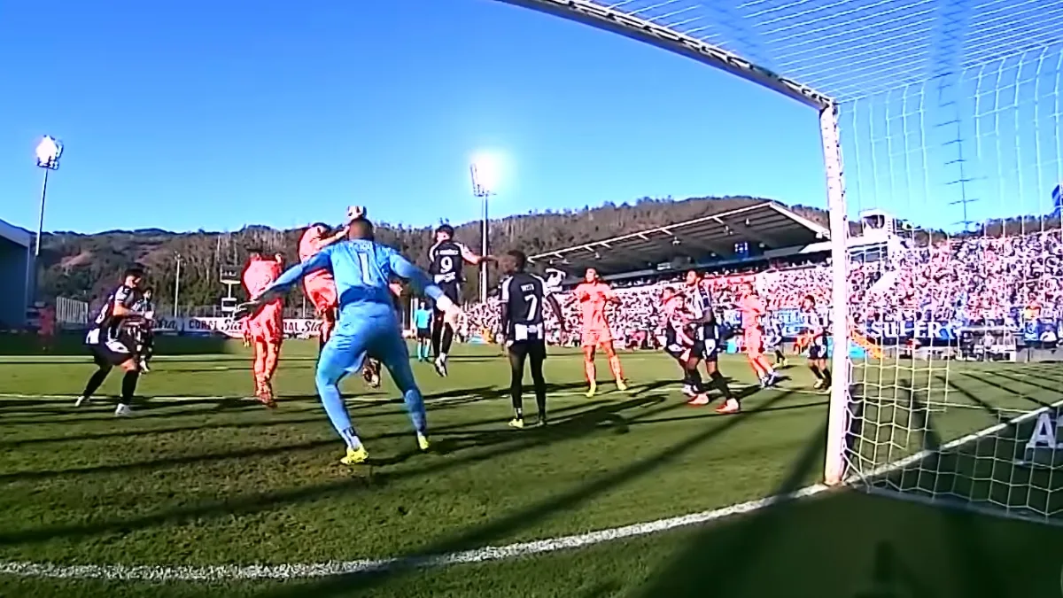 Jan Bednarek strzela gola dla FC Porto w meczu z CD Nacional