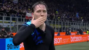 Piotr Zieliński celebruje gola w meczu Inter - Juventus