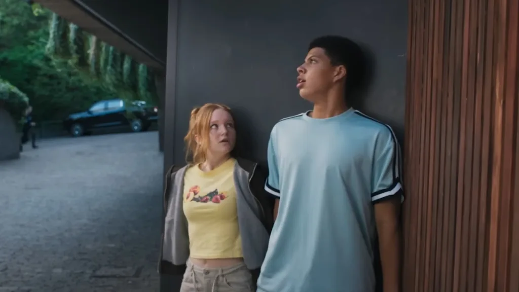 Dwoje nastolatków przy ścianie budynku patrzy z niepokojem w górę - kadr z filmu Zmiennokształtni 2