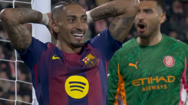 Raphinha z FC Barcelony z rękami za głową po niewykorzystanej okazji, w tle zaskoczony bramkarz Girony podczas derbów Katalonii.