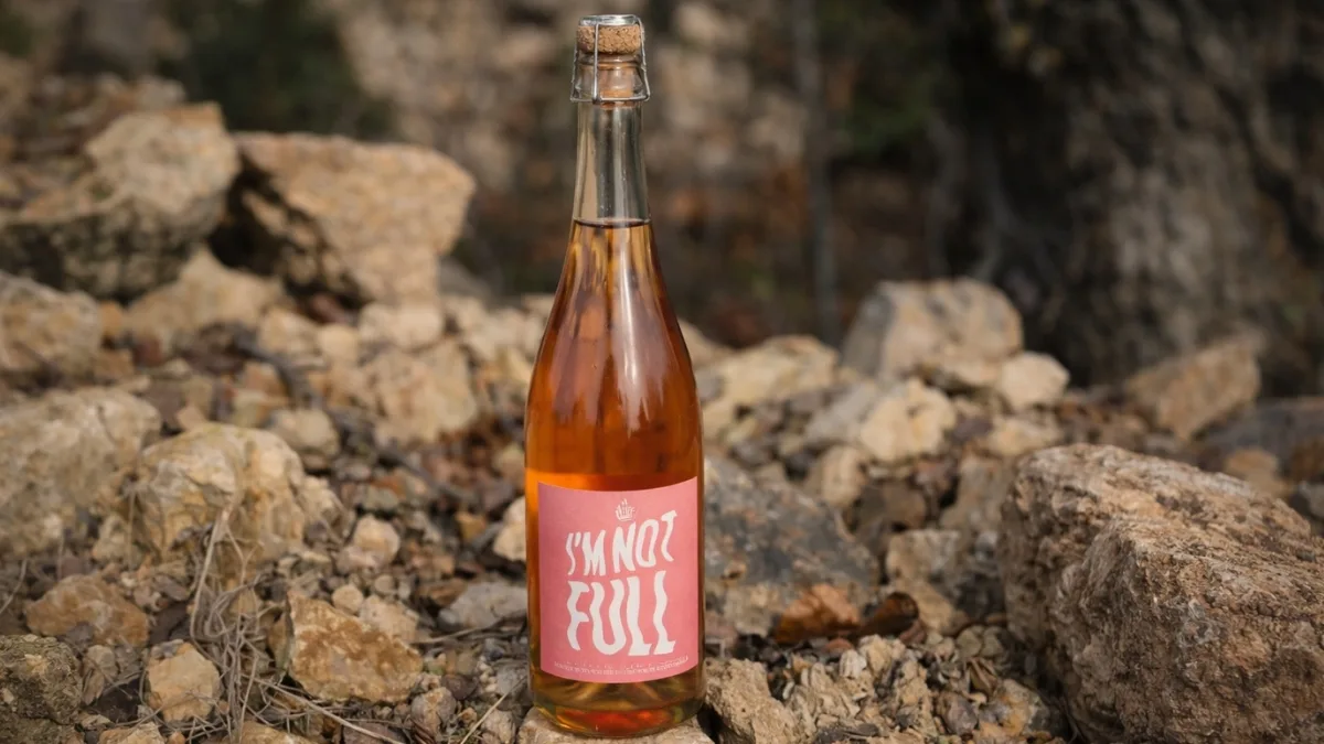 Romantyczny wieczór bez alkoholu - elegancka butelka bezalkoholowego wina 0% w naturalnej scenerii.