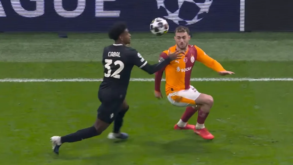 Piłkarz Juventusu (nr 32, Cabal) walczy o piłkę w powietrzu z zawodnikiem Galatasaray w meczu Ligi Mistrzów.