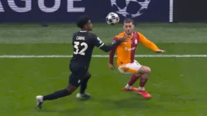 Piłkarz Juventusu (nr 32, Cabal) walczy o piłkę w powietrzu z zawodnikiem Galatasaray w meczu Ligi Mistrzów.