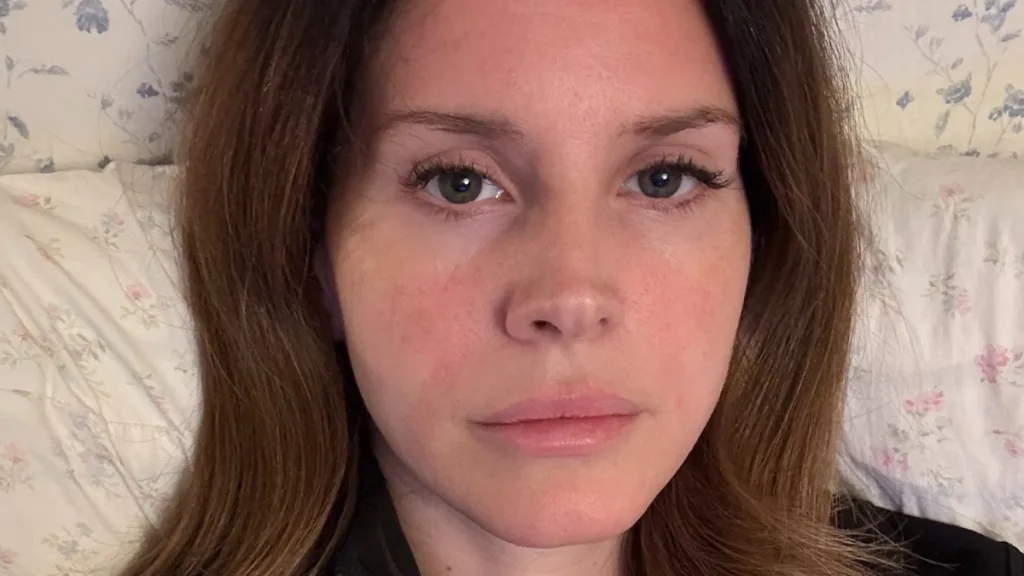 Lana Del Rey, portret artystki promującej singiel White Feather Hawk.