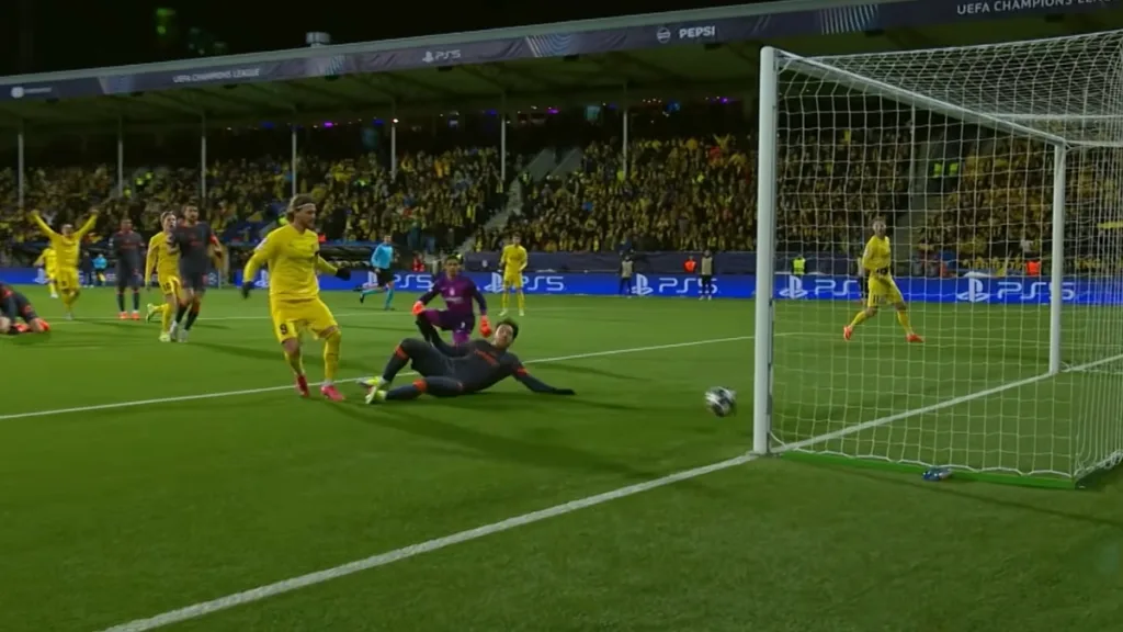 Zawodnik Bodø/Glimt strzela gola do bramki Interu Mediolan w meczu Ligi Mistrzów - piłka wpada do siatki mimo interwencji obrońcy i bramkarza.