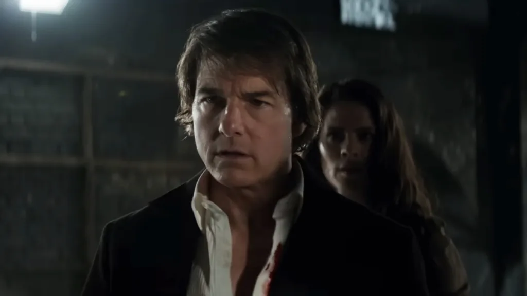 Tom Cruise jako Ethan Hunt w scenie z filmu Mission: Impossible, w ciemnym garniturze, z widoczną krwią na koszuli.