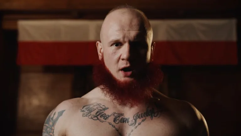 Chacia na tle polskiej flagi w kadrze promującym GROMDA 24 zwiastun.