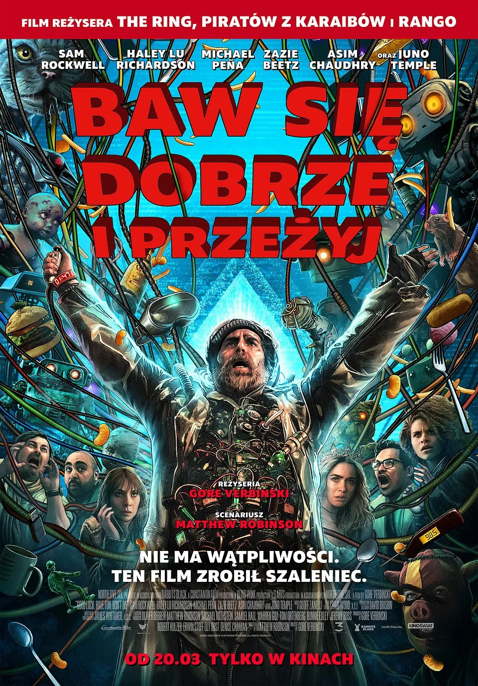 Plakat filmu Baw się dobrze i przeżyj - mężczyzna w centrum z uniesionymi rękami otoczony kablami i technologicznym chaosem, wokół niego grupa przerażonych bohaterów; czerwony tytuł na górze, informacja o premierze 20 marca.