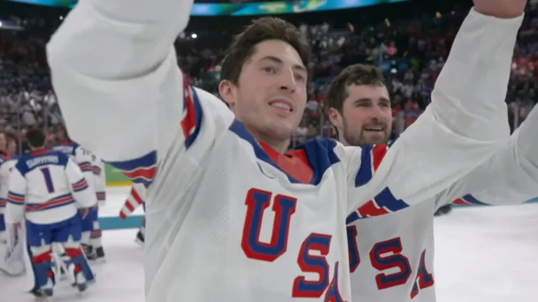 Hokeiści reprezentacji USA świętują złoty medal po zwycięstwie nad Kanadą 2:1 w finale IO 2026