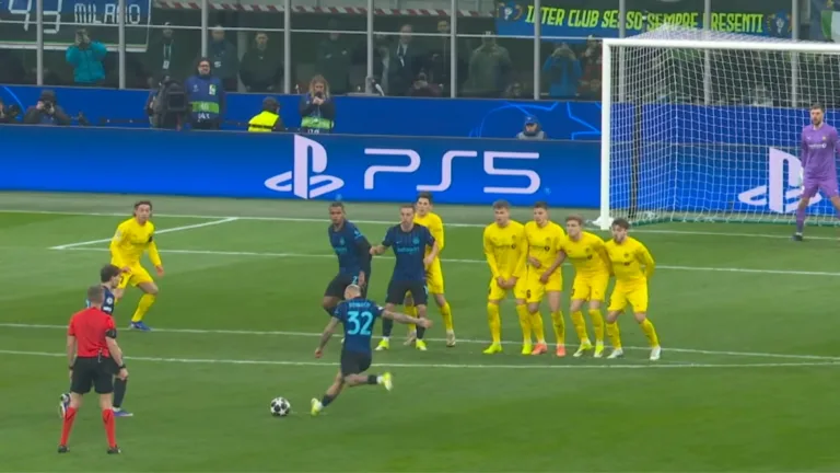 Piłkarz Interu wykonuje rzut wolny w meczu Inter - Bodø Glimt na San Siro w Lidze Mistrzów.