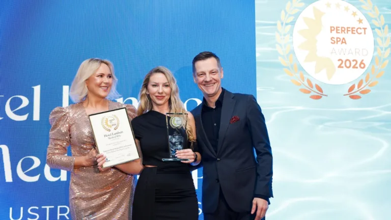 Trzy osoby pozują na scenie podczas gali Perfect SPA Awards 2026 w Warszawie, trzymając statuetkę i dyplom, na tle ścianki z logo wydarzenia.
