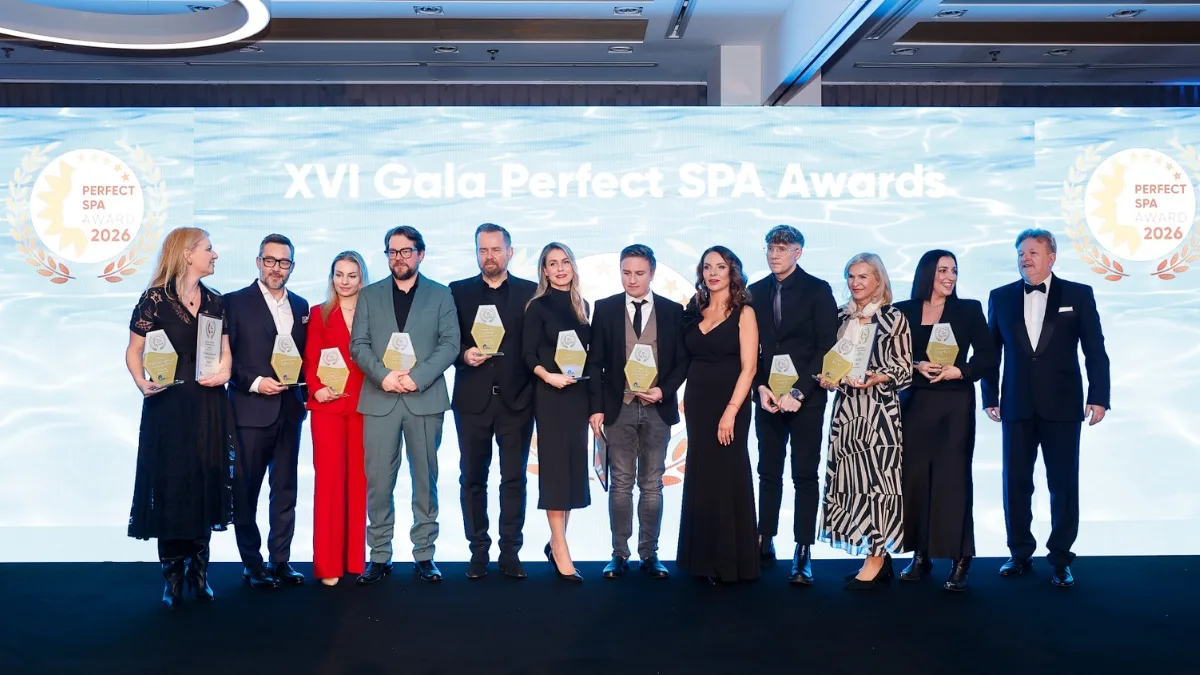 Laureaci stoją na scenie podczas XVI Gali Perfect SPA Awards 2026, trzymając statuetki, na tle podświetlanej ścianki z logo wydarzenia.