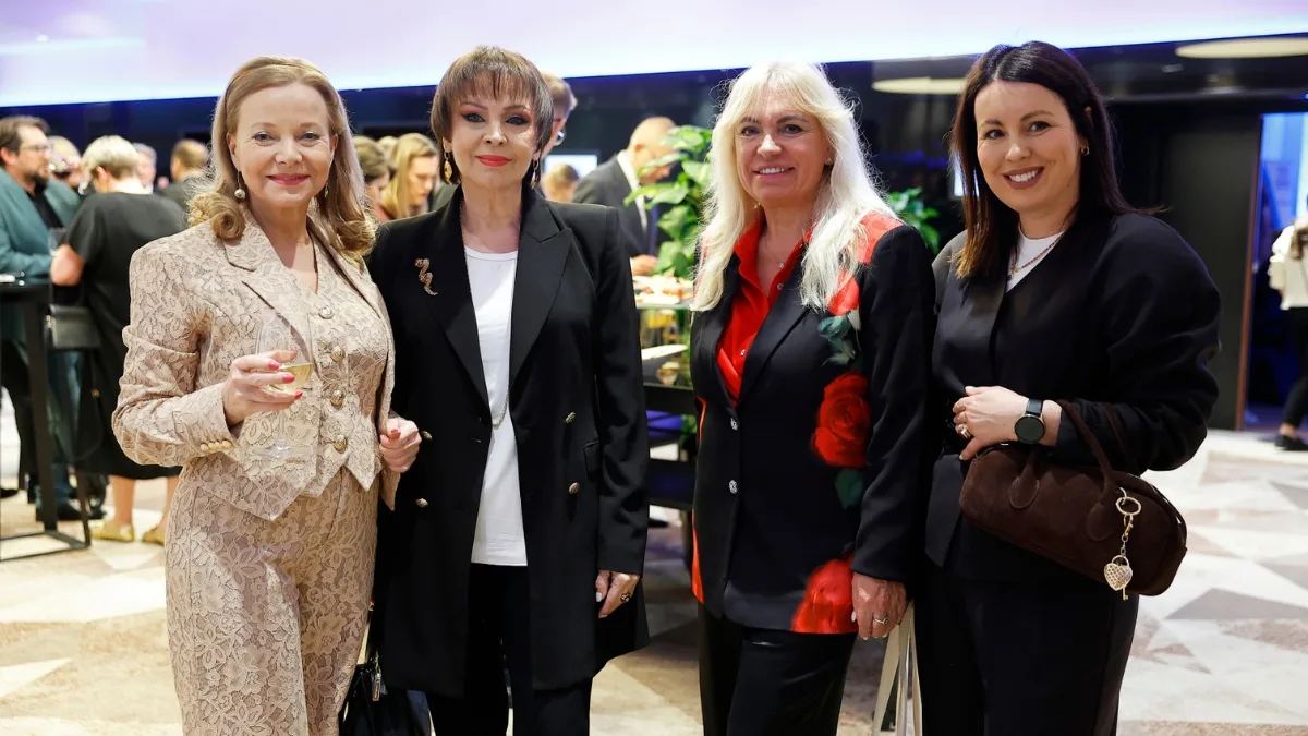 Cztery kobiety pozują do zdjęcia podczas gali Perfect SPA Awards 2026, stojąc w przestrzeni foyer wśród gości wydarzenia.