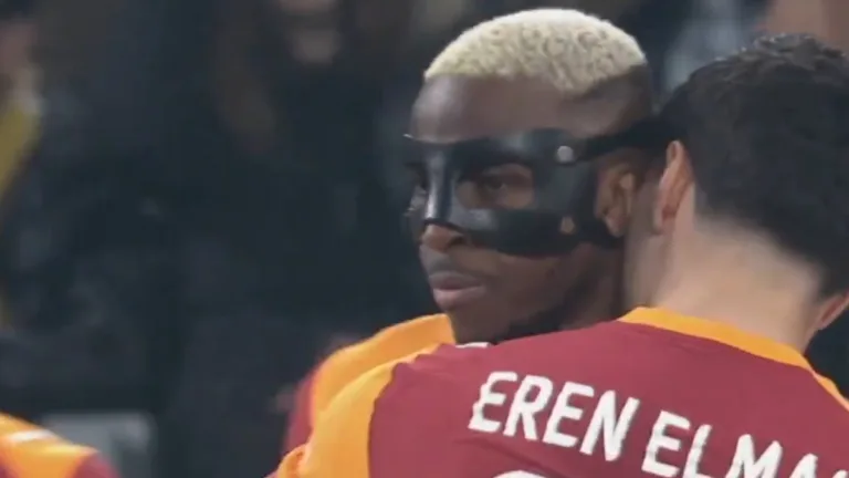 Victor Osimhen w czarnej masce ochronnej podczas meczu Juventus - Galatasaray, obejmowany przez Ere­na Elmalıego po dramatycznym spotkaniu w Turynie.