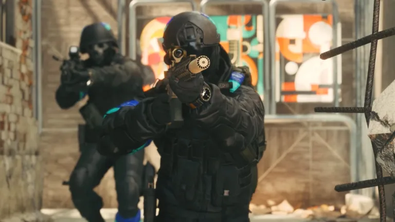 Dwóch futurystycznych operatorów w czarnym uzbrojeniu celuje z broni w zrujnowanym budynku - kadr z demo gry Active Matter na Steam Next Fest.