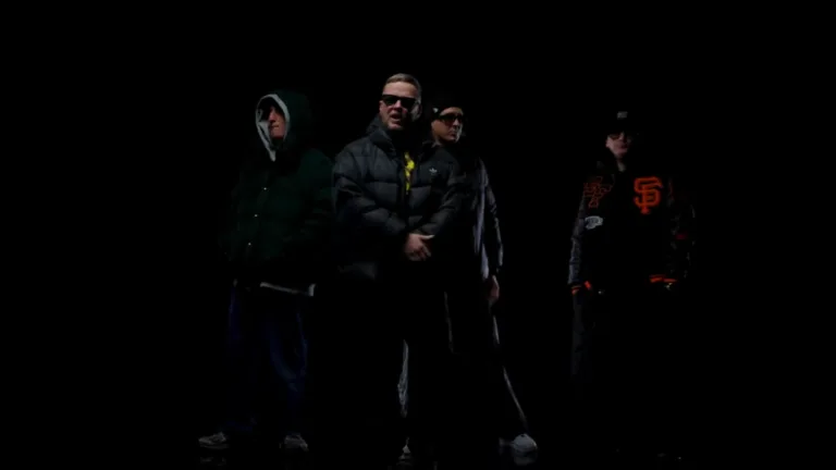 Kadr z teledysku W ciemno JWP/BC, koncert ekipy już niedługo w Warszawie