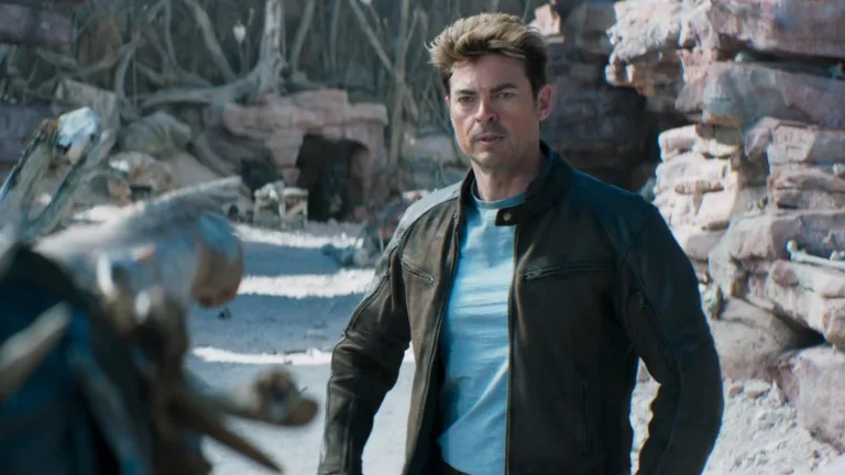 Johnny Cage w skórzanej kurtce stoi w ruinach świątyni podczas sceny walki w drugim zwiastunie Mortal Kombat II.