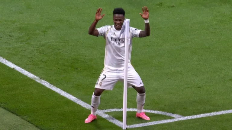 Vinicius Júnior świętuje zdobycie bramki przy chorągiewce rzutów rożnych.