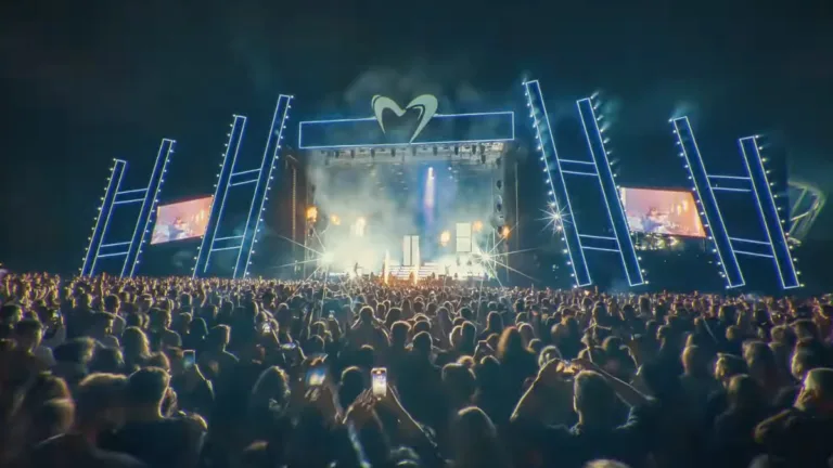 Bilety na ING Silesia Beats 2026 już dostępne. Tłum uczestników przed dużą sceną festiwalową nocą, z efektownym oświetleniem i ekranami LED.